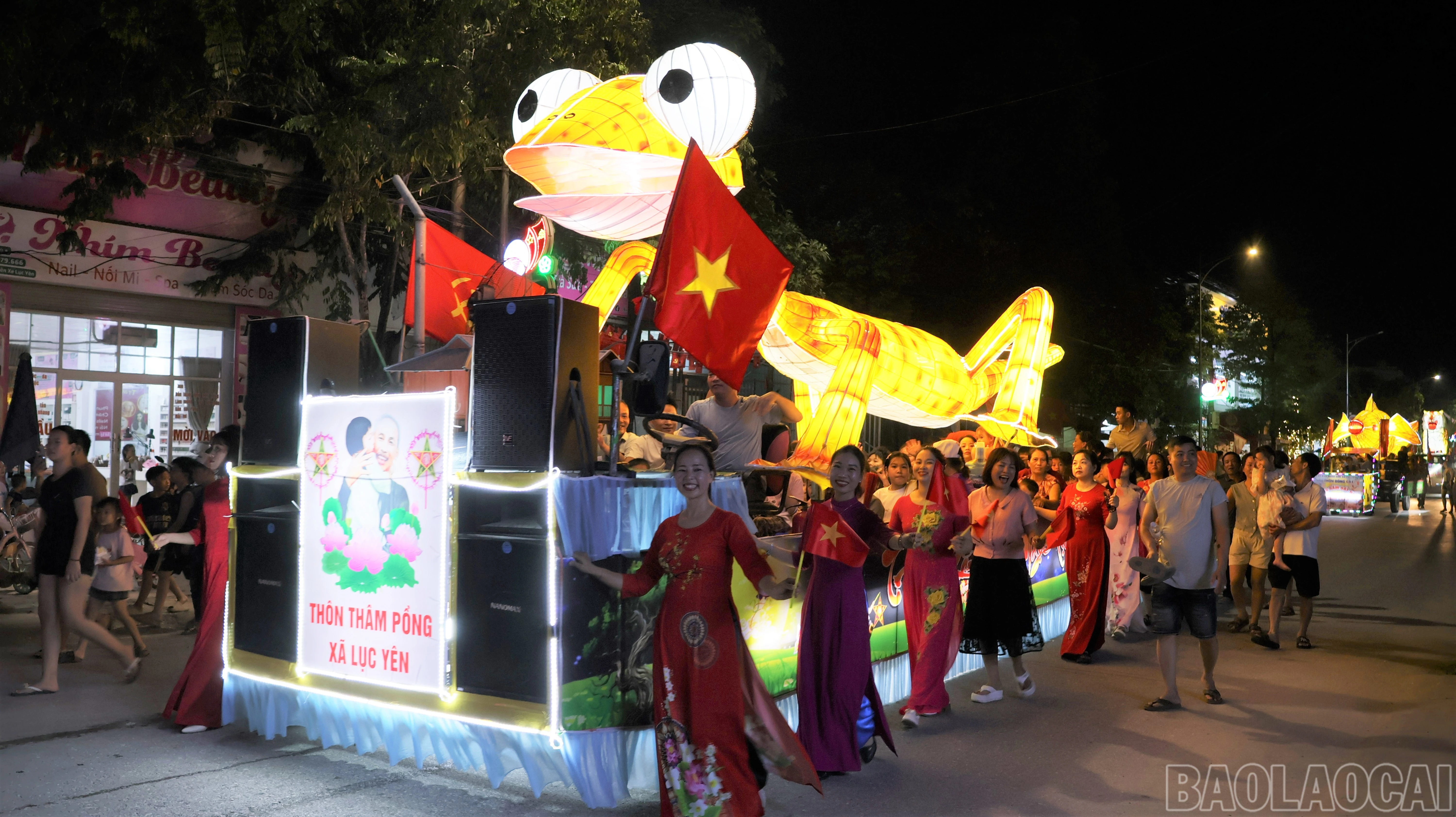 Các mô hình diễu diễn tại đêm "Trăng rằm đất Ngọc" 2025.