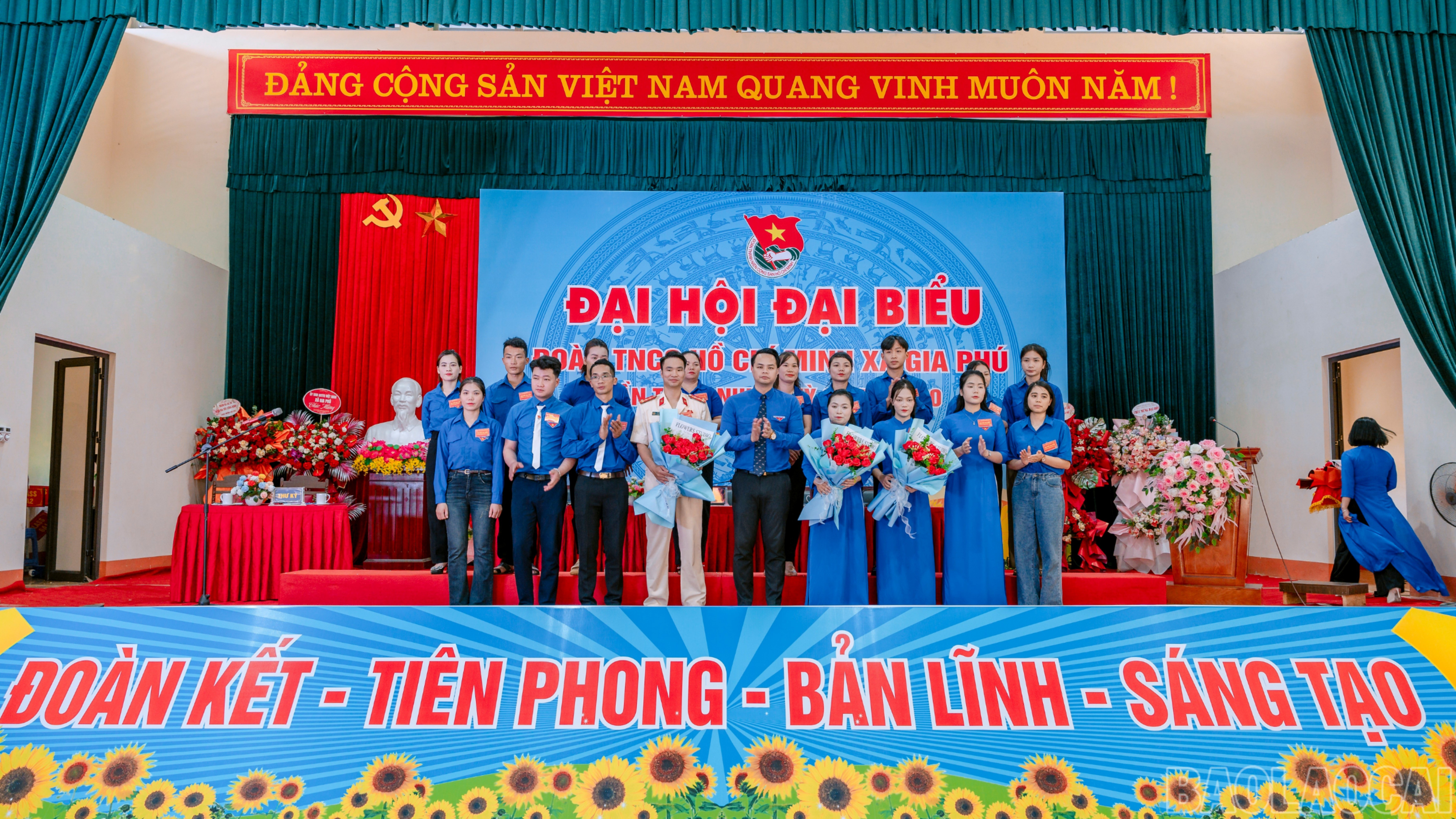 Ban Chấp hành mới ra mắt đại hội. baolaocai-br_giaphu3-9252.jpg