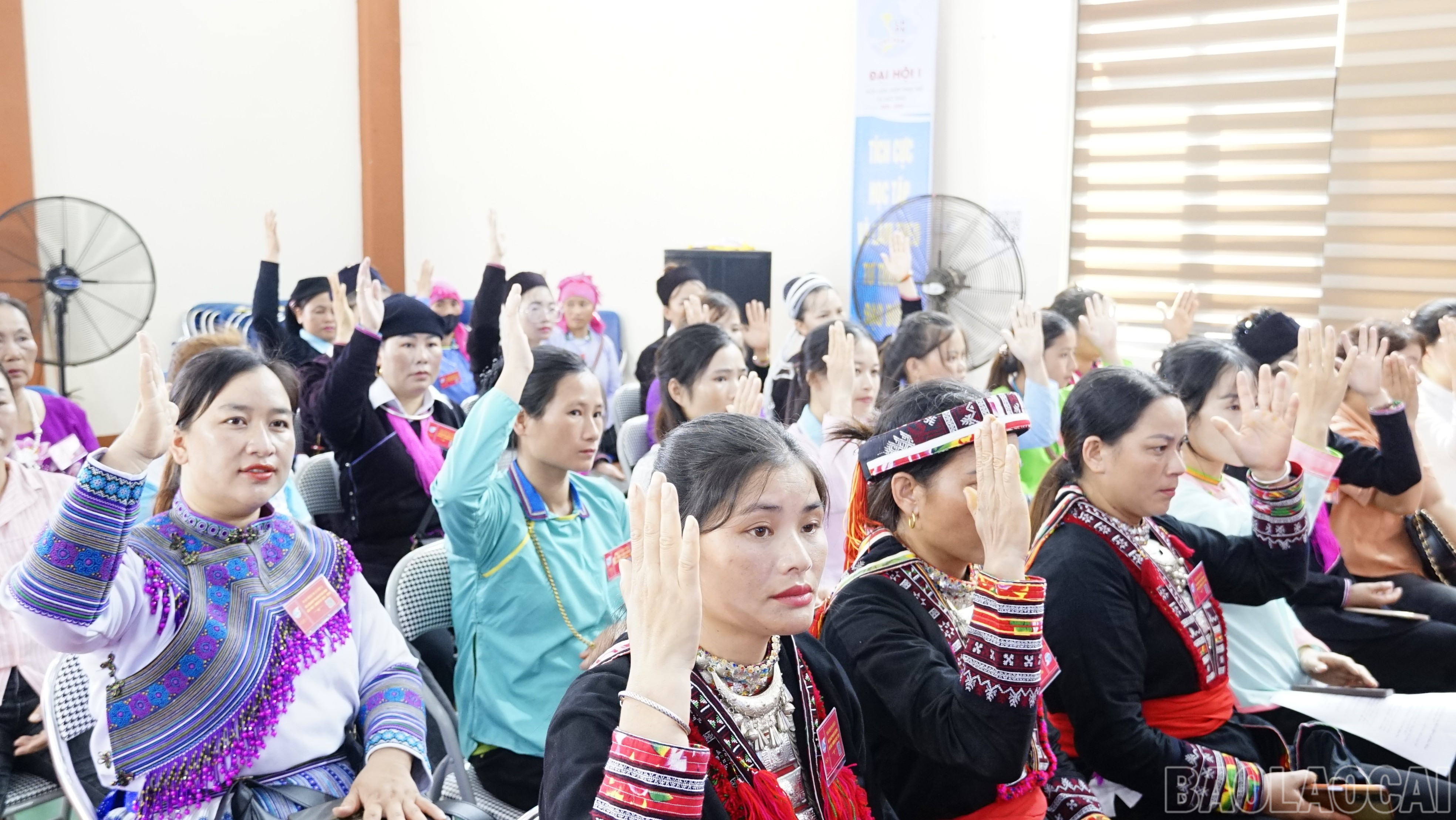 Biểu quyết thông qua Nghị quyết đại hội. baolaocai-br_dsc3374.jpg