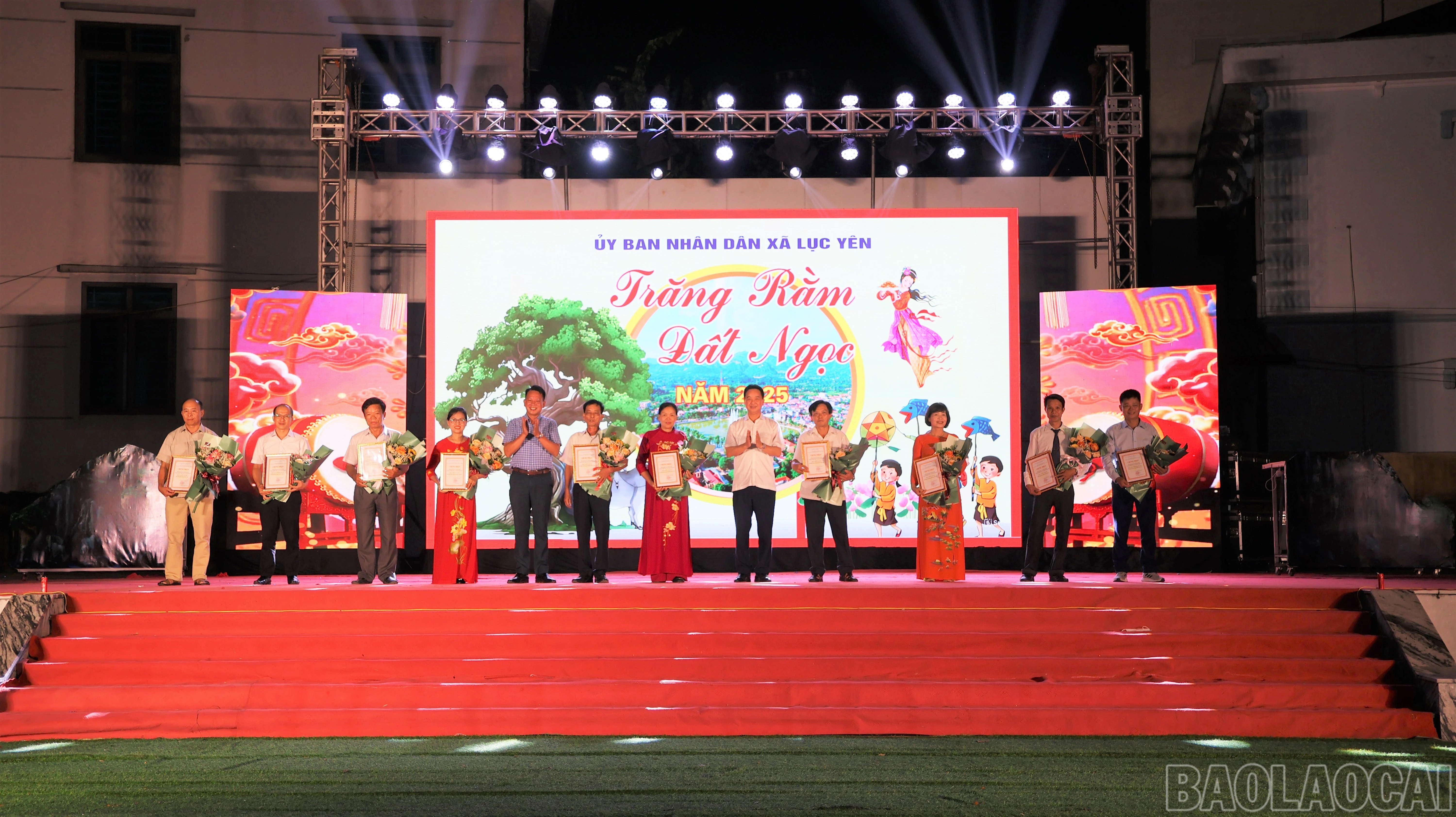 Lãnh đạo xã Lục Yên trao hoa và chứng nhận cho các đội có mô hình diễu diễn.