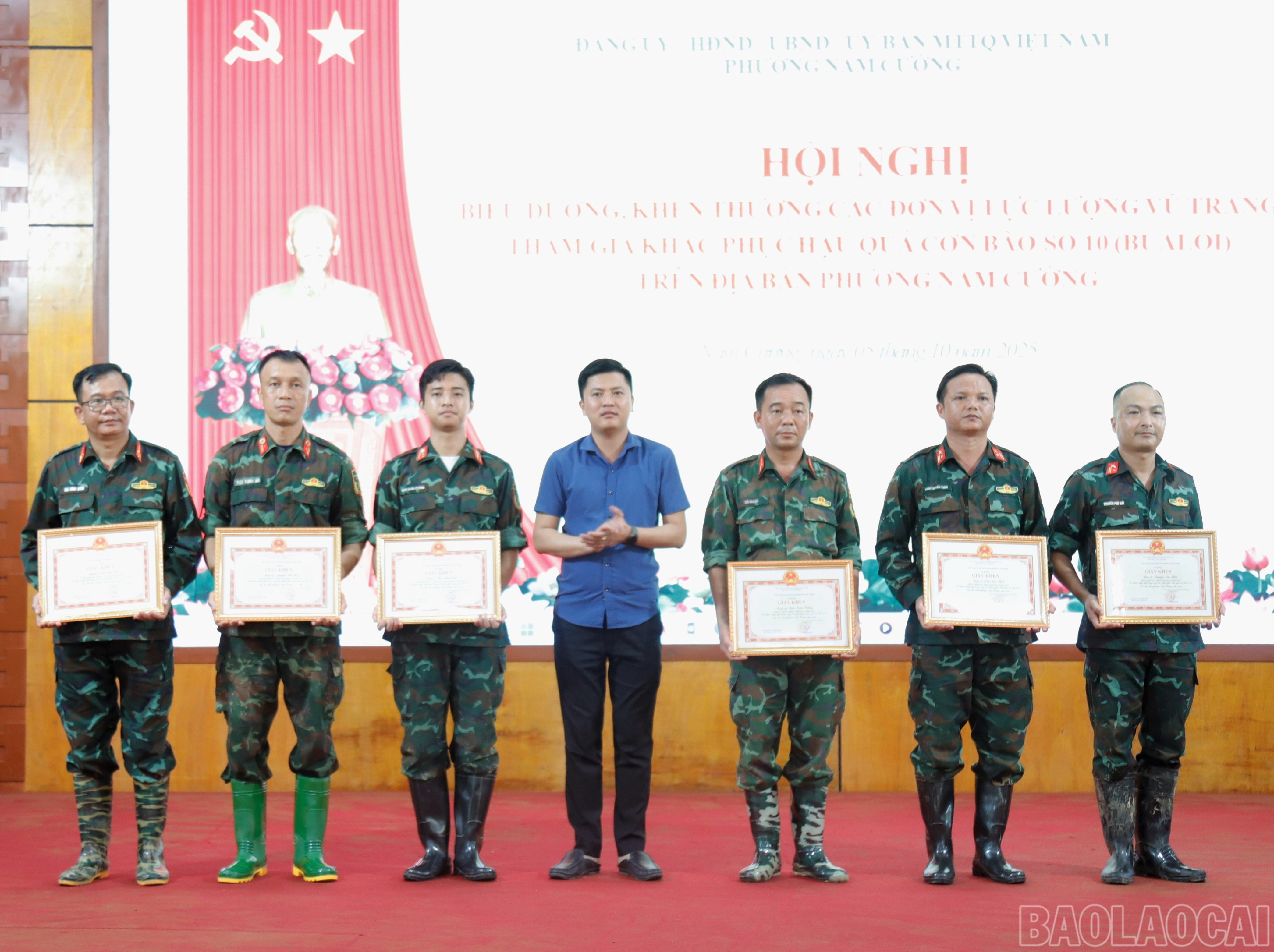 Khen thưởng các cá nhân có thành tích xuất sắc. baolaocai-br_canhan2.jpg