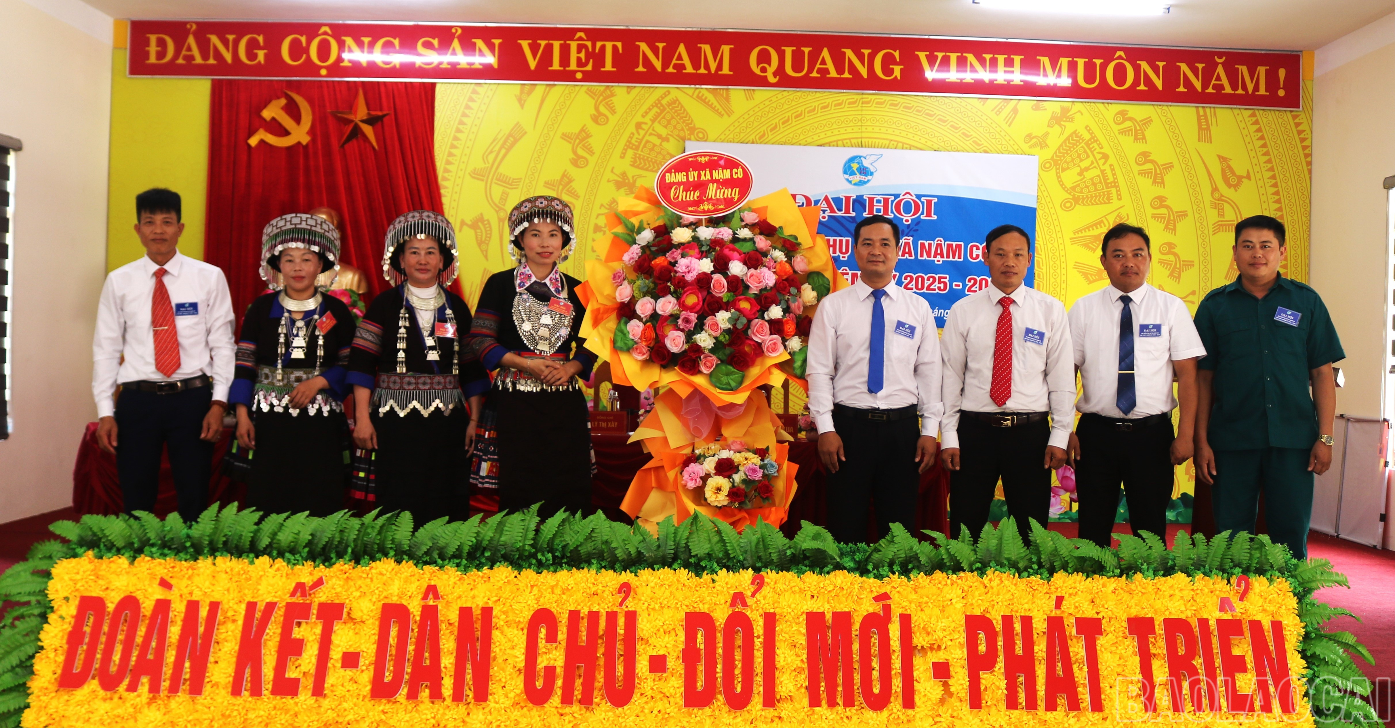 Lãnh đạo xã phát biểu, tặng hoa chúc mừng đại hội. baolaocai-br_6.jpg