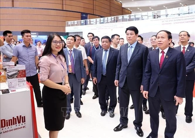 Chủ tịch nước Lương Cường cùng các đại biểu tham quan trưng bày, giới thiệu xúc tiến thương mại bên lề Hội nghị xúc tiến đầu tư Hải Phòng.