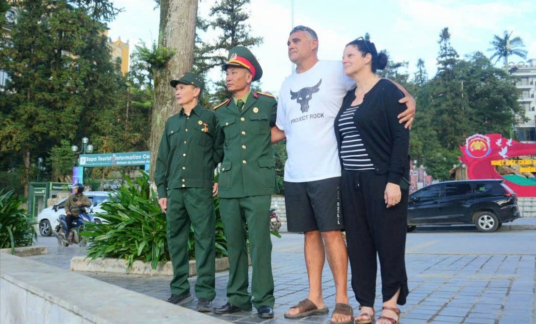 Du khách nước ngoài chụp ảnh cùng cựu chiến binh Việt Nam tại Sa Pa. sapa4-5508.jpg