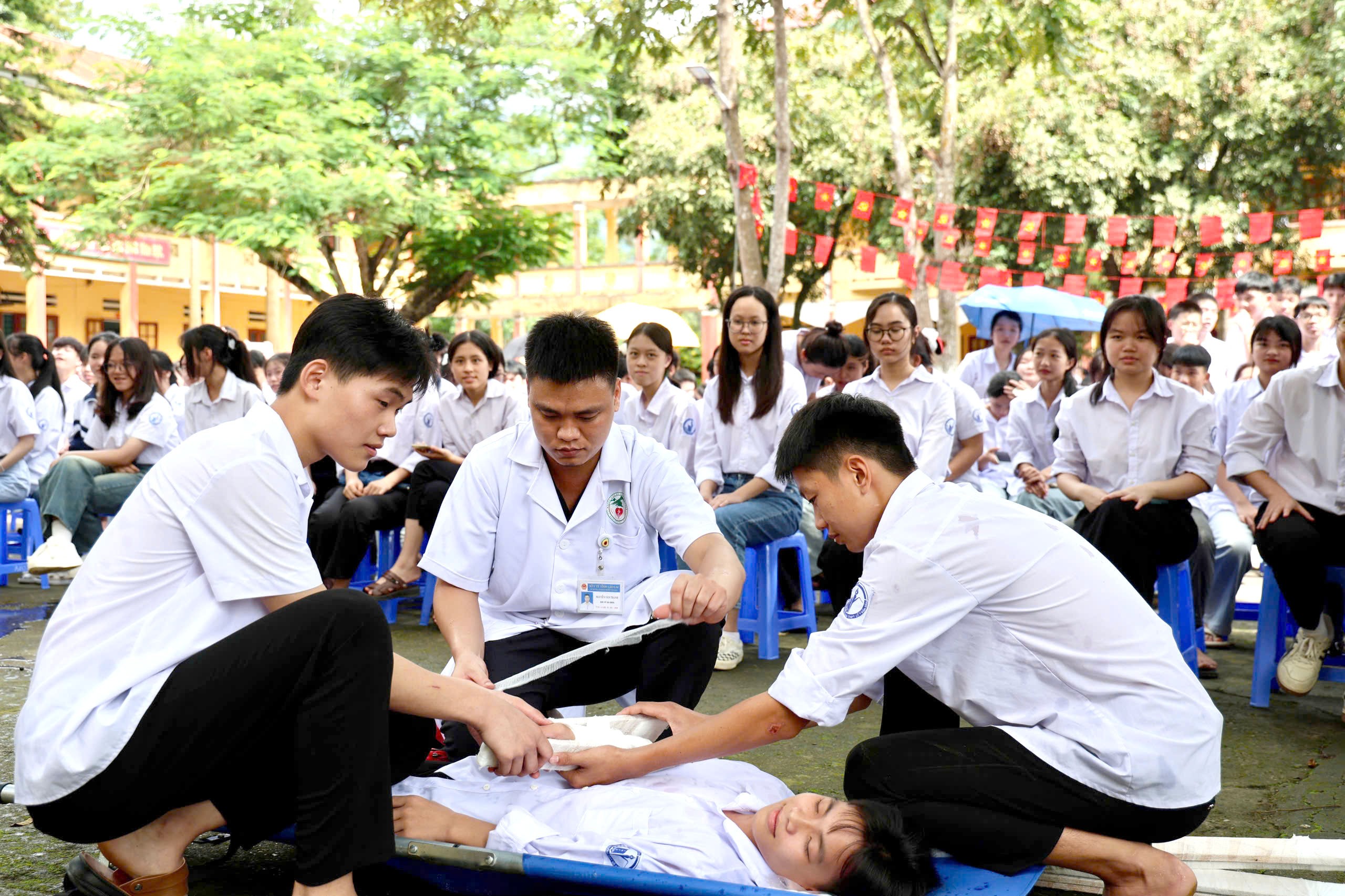 Học sinh được hướng dẫn tham gia diễn tập chữa cháy, cứu nạn cứu hộ. 4.jpg