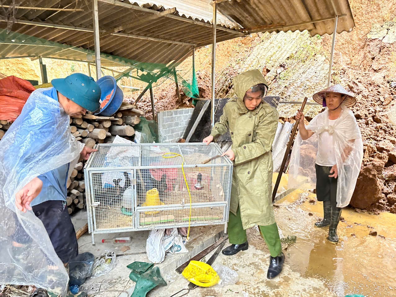 Công an xã Nậm Có hỗ trợ người dân di dời tài sản đến nơi an toàn. anh3.jpg