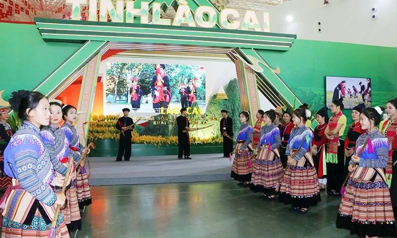 Các nghệ nhân miệt mài tập luyện và sẵn sàng chào đón du khách trước giờ tổng duyệt.