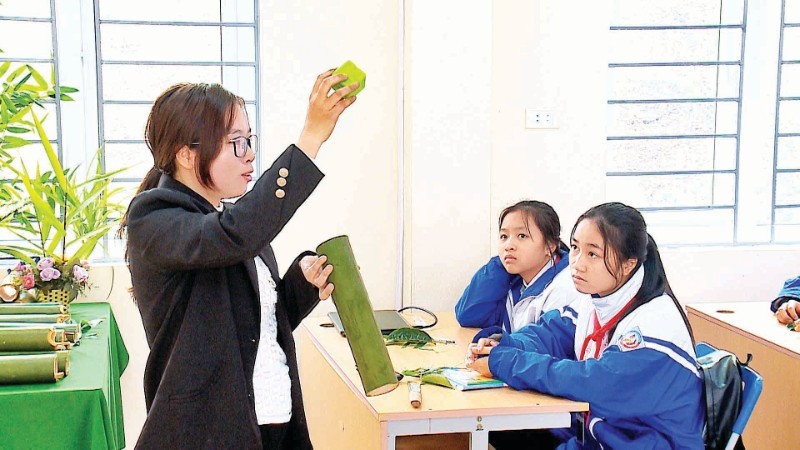 Cô giáo Đào Thị Hồng Quyên hướng dẫn học sinh trong tiết học STEM với tre tại Trường THCS thị trấn Lang Chánh (Thanh Hóa). cohongquyen.jpg