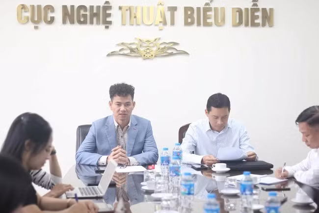 Cục trưởng Cục Nghệ thuật biểu diễn và Cục Phát thanh Nguyễn Xuân Bắc và Cục trưởng Cục Phát thanh, Truyền hình và Thông tin điện tử Lê Quang Tự Do chủ trì buổi làm việc.