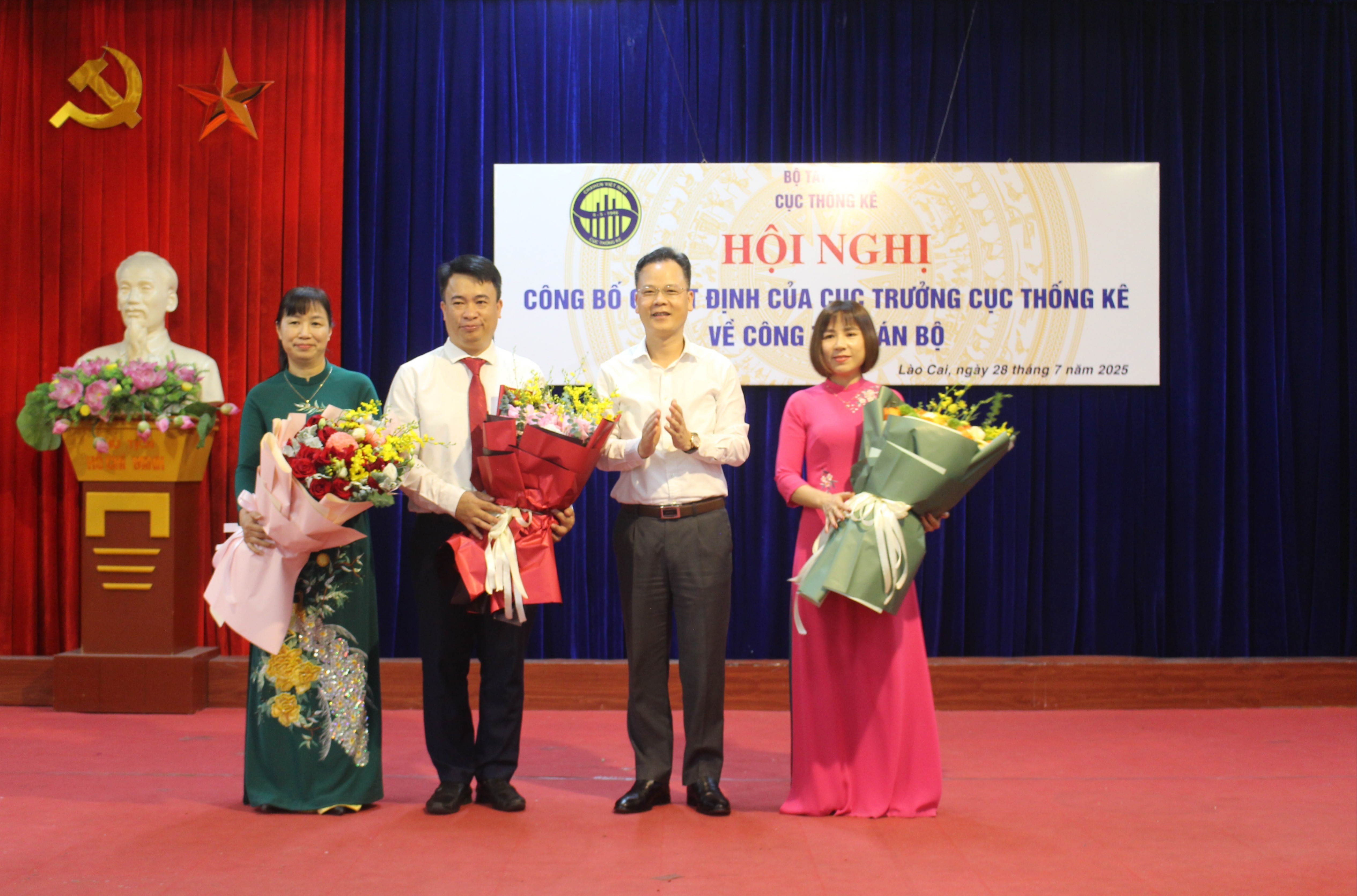 Đồng chí Nguyễn Thành Sinh, Phó Chủ tịch UBND tỉnh tặng hoa chúc mừng các đồng chí lãnh đạo Thống kê tỉnh Lào Cai. img-1060.jpg