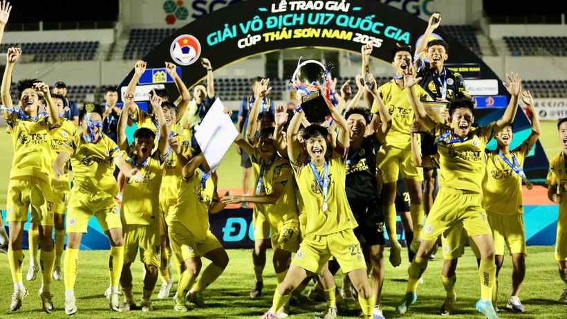 Các cầu thủ U17 Hà Nội ăn mừng cùng chiếc cúp vô địch. u17.jpg