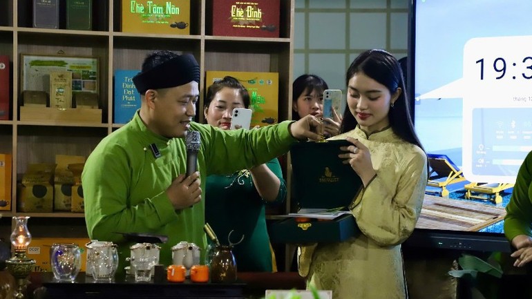 Giới thiệu về văn hóa trà cho khách tham quan tại lễ hội.