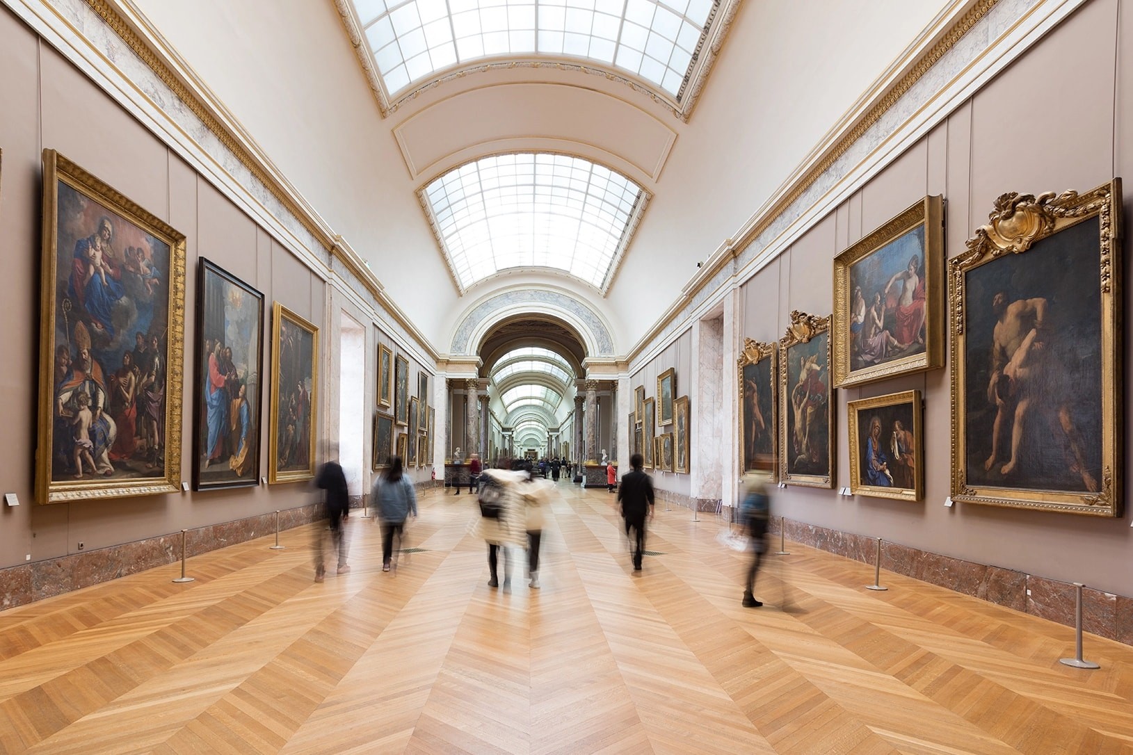 Một không gian trưng bày bên trong bảo tàng Louvre.
