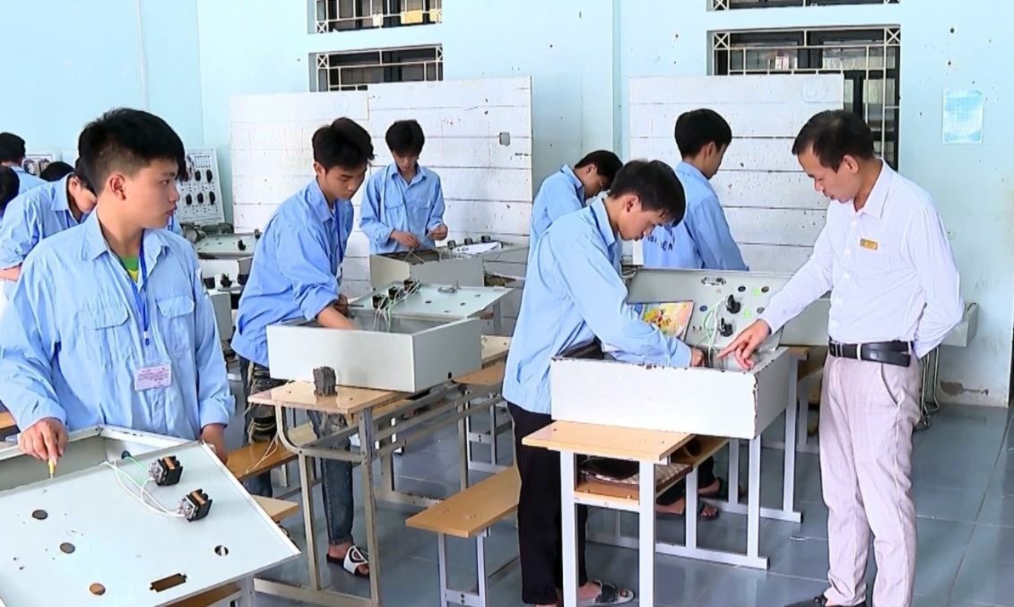 Một buổi học thực hành nghề điện dân dụng tại Trường Cao đẳng Nghề Yên Bái. nghe-5424.jpg