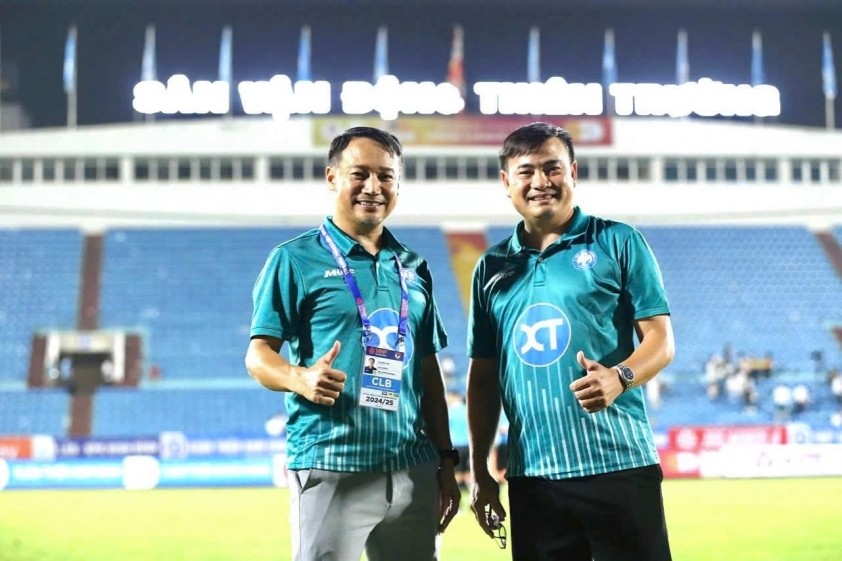 HLV Nguyễn Trung Kiên (phải) làm tân HLV trưởng Thép Xanh Nam Định. HLV Nguyễn Trung Kiên (phải) làm tân HLV trưởng Thép Xanh Nam Định.