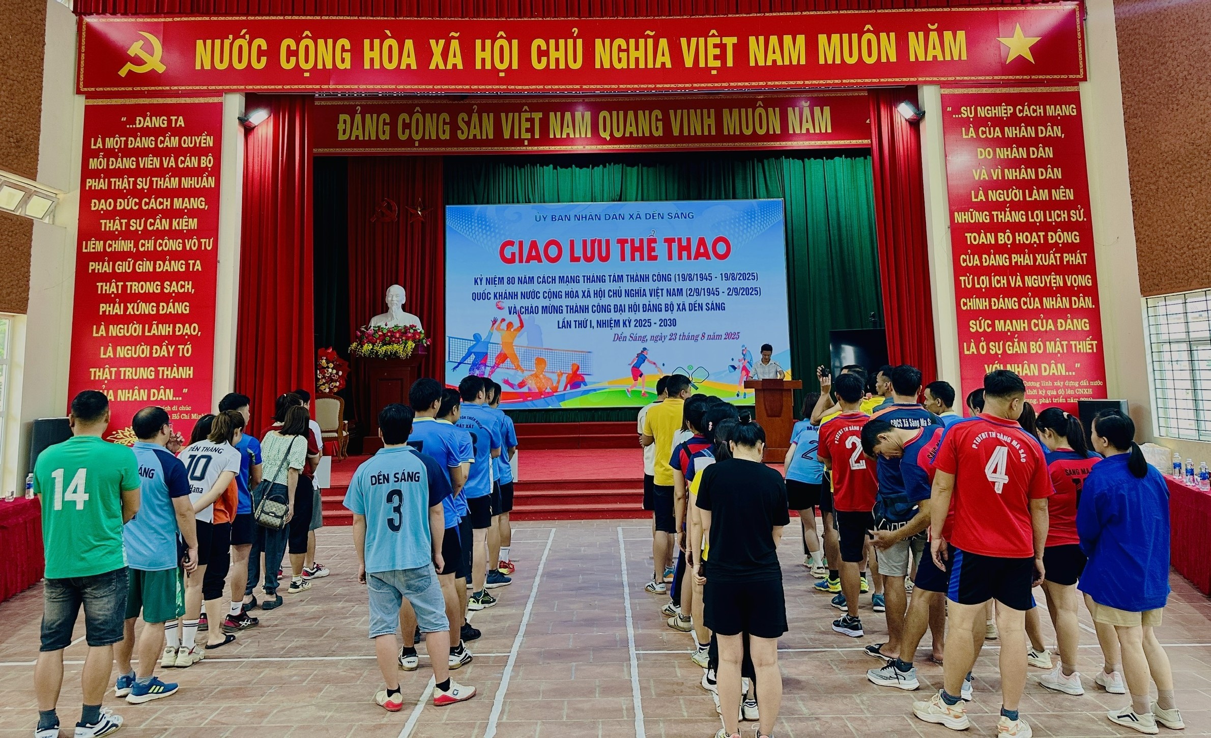 Quang cảnh buổi giao lưu 24-8ttdensang1.jpg