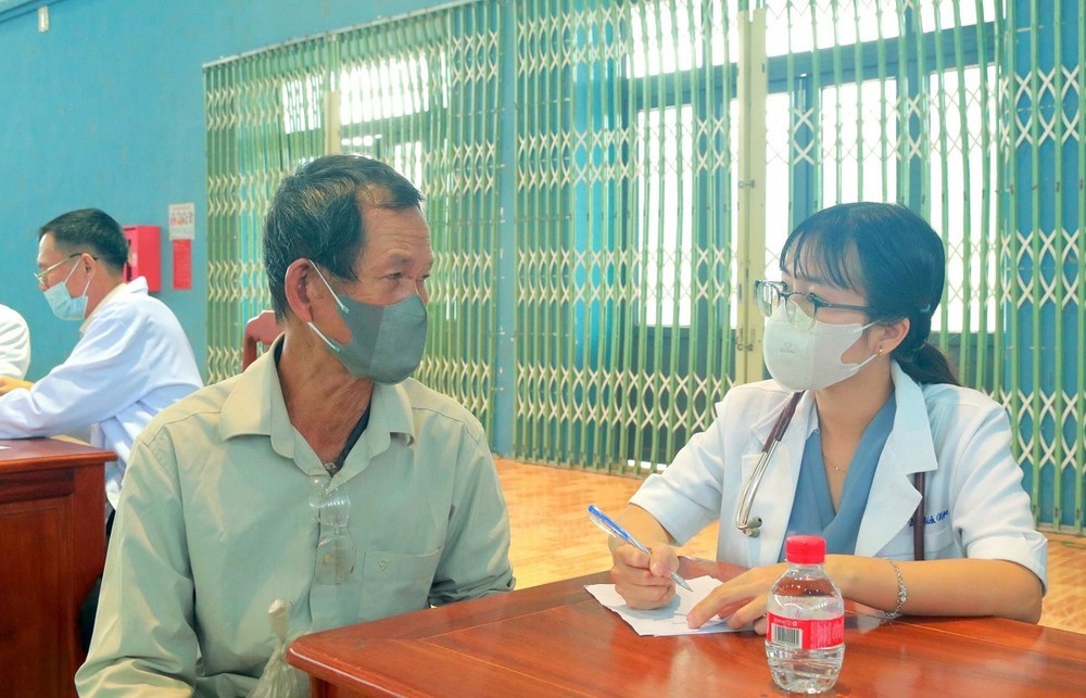 Chương trình khám, sức khỏe và cấp phát thuốc miễn phí cho hơn 1.000 người dân.