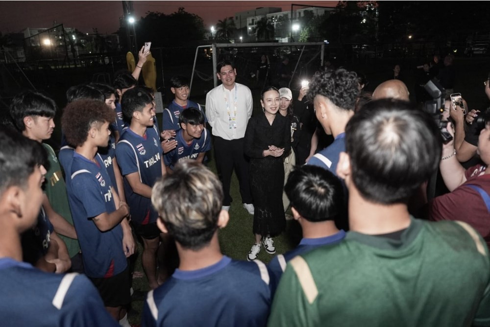 Bà Madame Pang thăm hỏi và động viên đội tuyển U23.