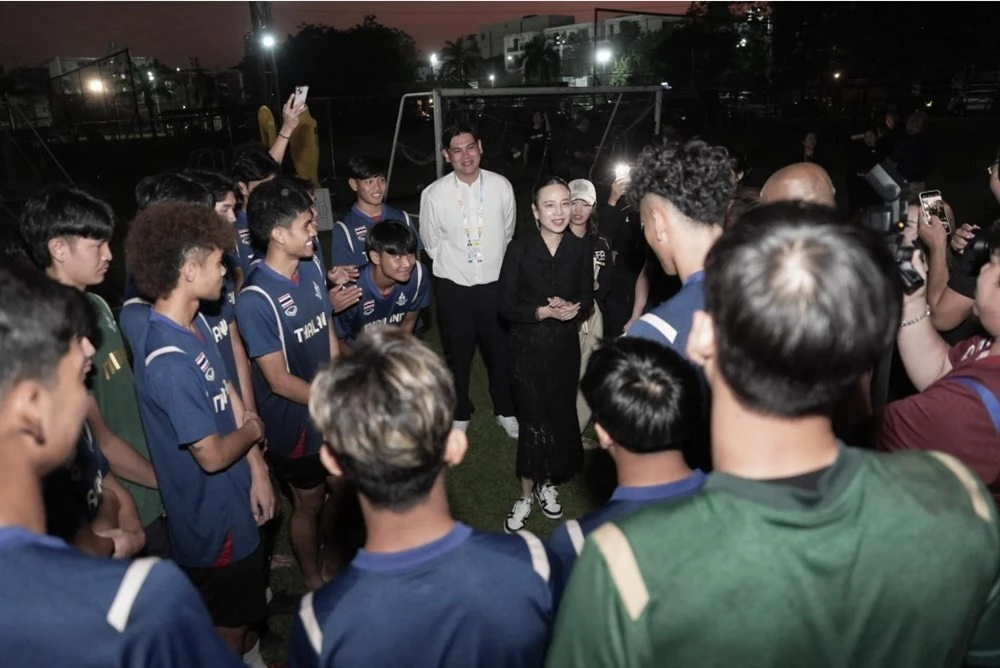 Bà Madame Pang thăm hỏi và động viên đội tuyển U23.