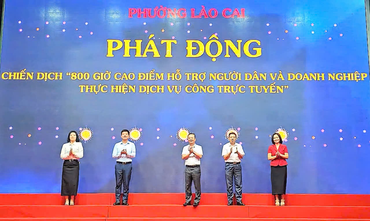 Lãnh đạo Đảng ủy, HĐND, UBND phường thực hiện nghi thức ấn nút kích hoạt chiến dịch “800 giờ cao điểm hỗ trợ người dân và doanh nghiệp thực hiện dịch vụ công trực tuyến”. 01.jpg