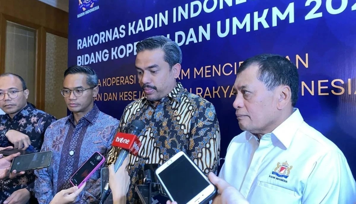 Bộ trưởng Bộ Doanh nghiệp siêu nhỏ, nhỏ và vừa Indonesia, Maman Abdurrahman (giữa) trả lời phóng viên sau Hội nghị tại Jakarta hôm 19/8 (Antara) buaanindo-147.jpg