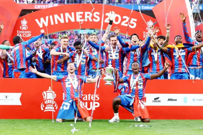 Các cầu thủ Crystal Palace nâng Cup FA sau khi thắng Man City 1-0 ở chung kết trên sân Wembley, London, Anh ngày 17/5/2025. Các cầu thủ Crystal Palace nâng Cup FA sau khi thắng Man City 1-0 ở chung kết trên sân Wembley, London, Anh ngày 17/5/2025.
