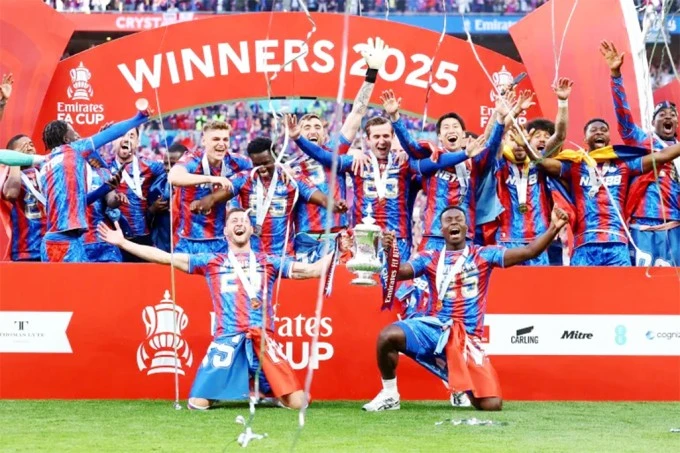 Các cầu thủ Crystal Palace nâng Cup FA sau khi thắng Man City 1-0 ở chung kết trên sân Wembley, London, Anh ngày 17/5/2025.
