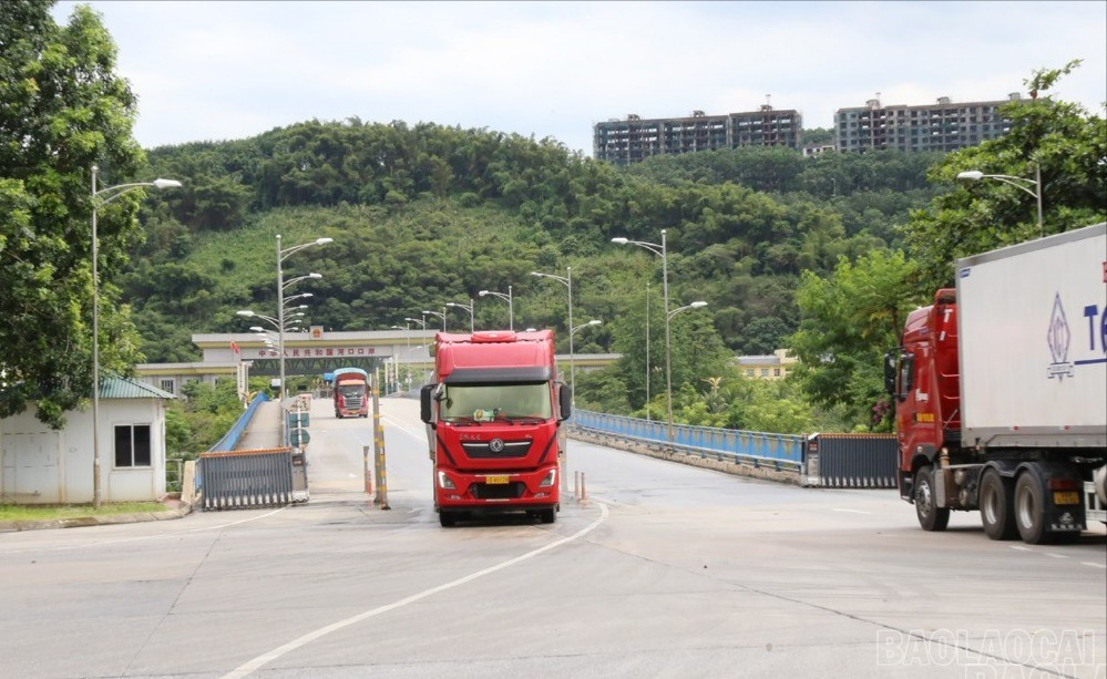 Hoạt động xuất - nhập khẩu hàng hóa diễn ra xuyên suốt kỳ nghỉ lễ. baolaocai-br-h5.jpg