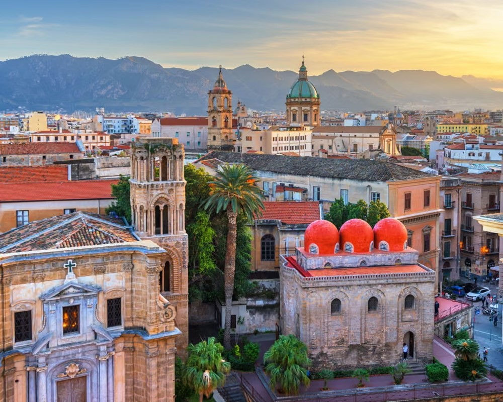 Die Kirche San Cataldo (vorne links) aus dem 12. Jahrhundert in Palermo. Nhà thờ San Cataldo thế kỷ 12 (phía trước, bên trái) ở Palermo.