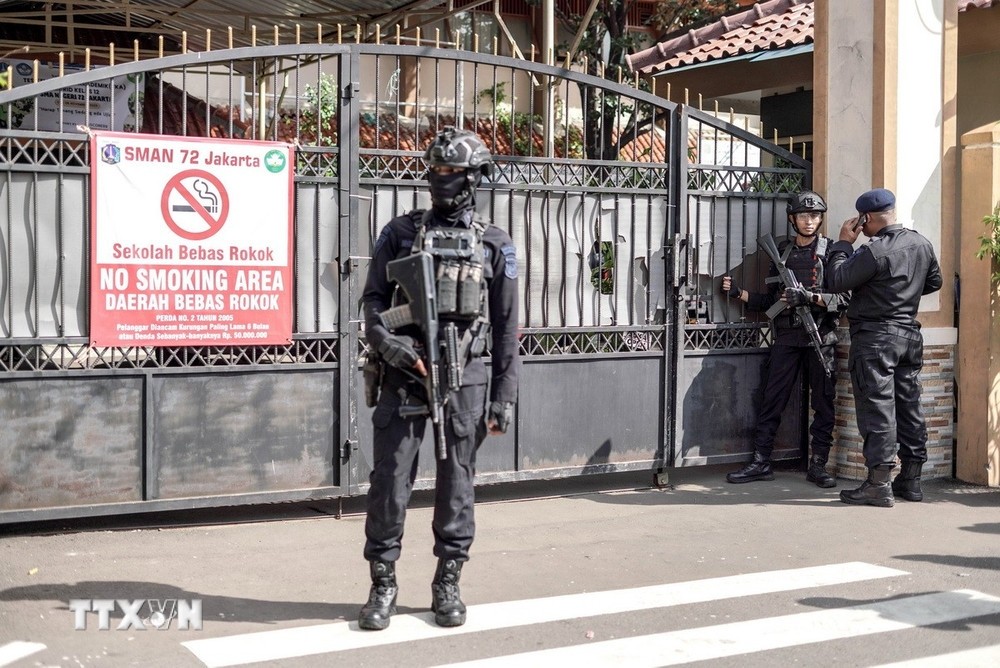 Cảnh sát gác bên ngoài trường học ở Jakarta, Indonesia sau vụ nổ, ngày 7/11/2025.