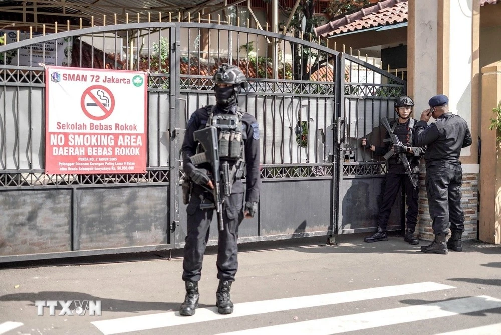 Cảnh sát gác bên ngoài trường học ở Jakarta, Indonesia sau vụ nổ, ngày 7/11/2025.