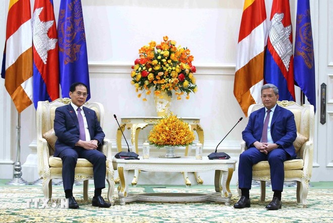 Phó Thủ tướng Chính phủ Bùi Thanh Sơn (trái) hội kiến Thủ tướng Chính phủ Hoàng gia Campuchia Samdech Thipadei Hun Manet.