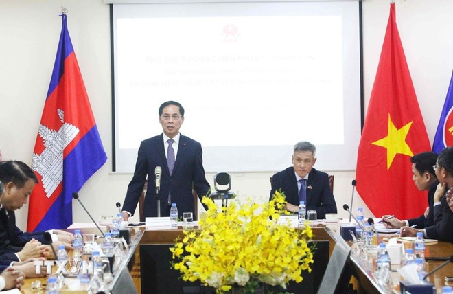 Phó Thủ tướng Bùi Thanh Sơn phát biểu tại buổi làm việc với cán bộ, nhân viên Đại sứ quán và cộng đồng người Việt Nam tại Vương quốc Campuchia.