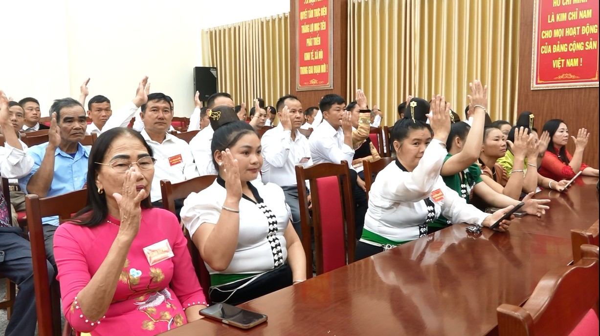 Các đại biểu biểu quyết thông Nghị quyết đại hội. bieuquyet1.png