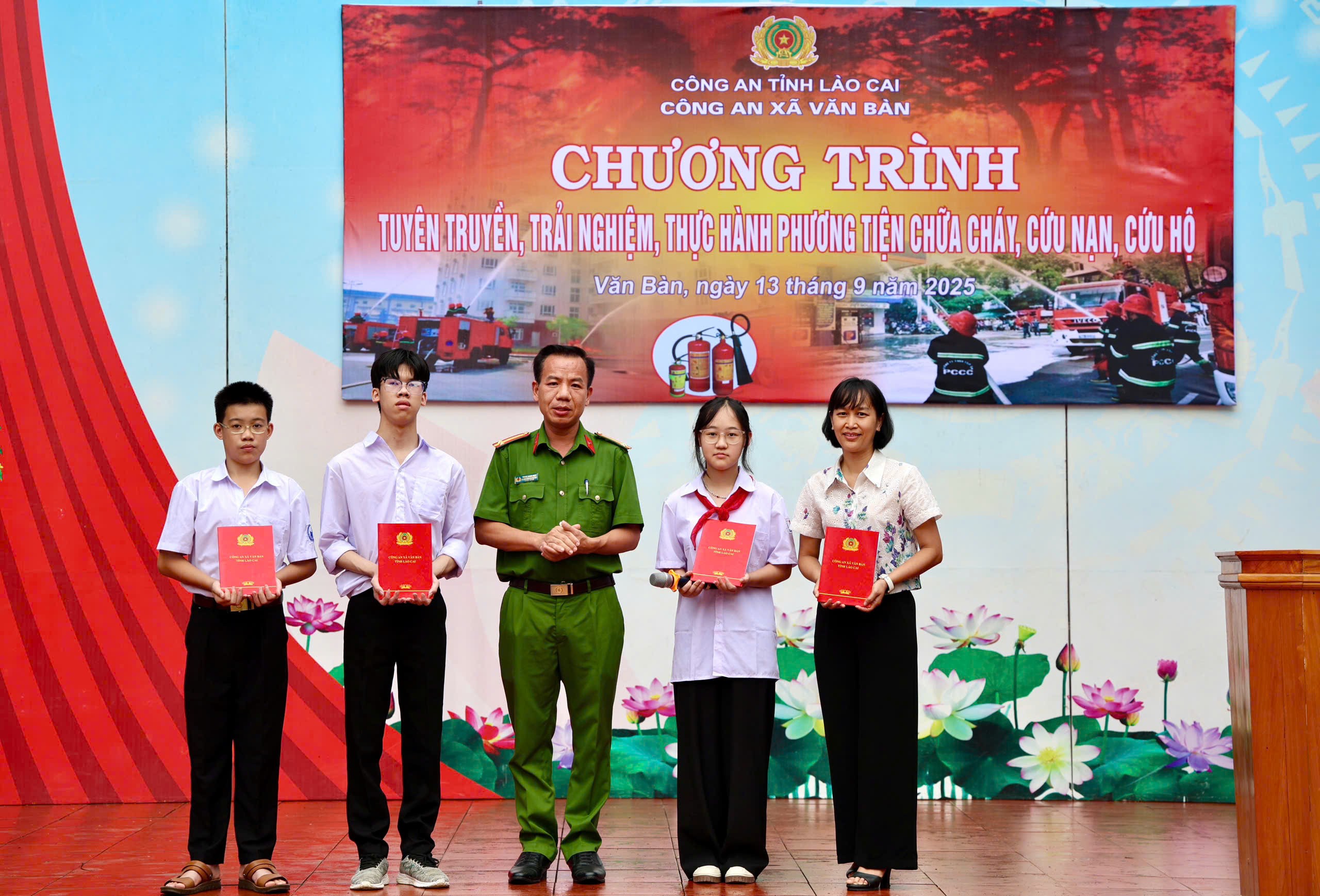 Học sinh tham gia trả lời câu hỏi và được tặng sách về PCCC & CNCH. 8.jpg