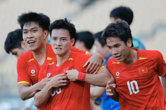 Cầu thủ vào sân thay người là Lê Văn Thuận (số 10) mở tỷ số cho U22 Việt Nam.