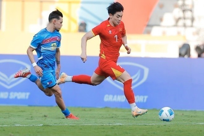 Đình Bắc (số 7) tiếp tục thi đấu năng nổ trên hàng công của U22 Việt Nam.