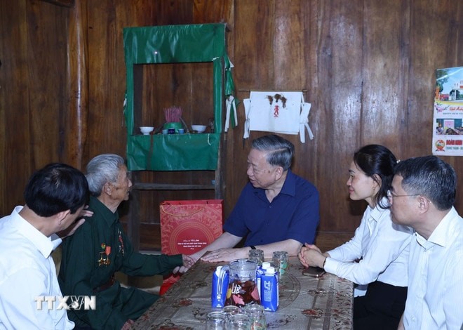 Tổng Bí thư Tô Lâm thăm gia đình Chiến sỹ Điện Biên Vàng A Chảo (sinh năm 1929, thường trú bản Nậm Chim 1, xã Si Pa Phìn). Tổng Bí thư Tô Lâm thăm gia đình Chiến sỹ Điện Biên Vàng A Chảo (sinh năm 1929, thường trú bản Nậm Chim 1, xã Si Pa Phìn).