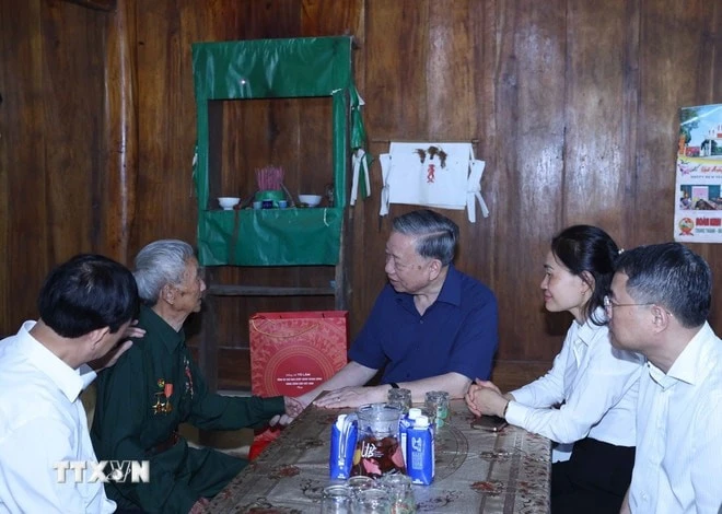 Tổng Bí thư Tô Lâm thăm gia đình Chiến sỹ Điện Biên Vàng A Chảo (sinh năm 1929, thường trú bản Nậm Chim 1, xã Si Pa Phìn).