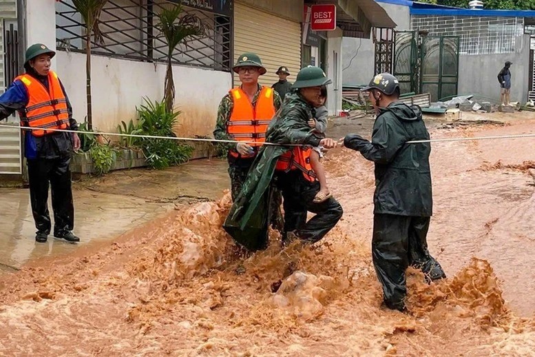 Lực lượng chức năng đưa người dân ra khỏi vùng nguy hiểm. lu-quet-dien-bien-11-11453312-17540294721891386206006.jpg