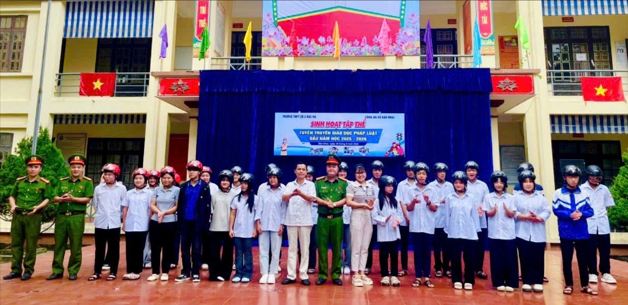 Công an xã Bảo Nhai tặng 100 chiếc mũ bảo hiểm cho các học sinh có hoàn cảnh khó khăn tại Trường THPT số 2 Bắc Hà. baonhaimubh-5224.jpg