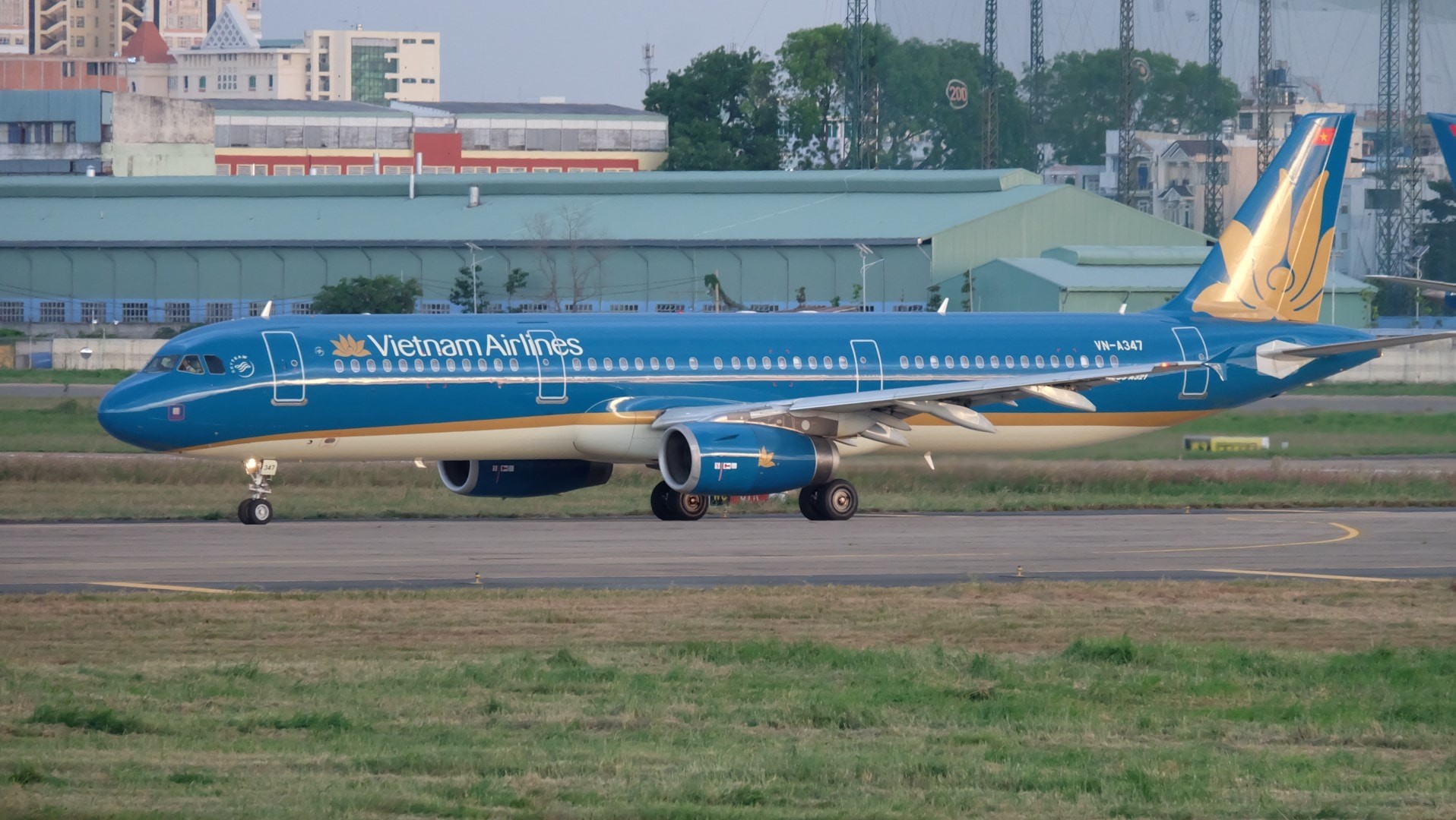 Chuyến bay VN837 của Vietnam Airlines phải hạ cánh khẩn cấp tại Đà Nẵng để cấp cứu hành khách gặp vấn đề sức khỏe. Chuyến bay VN837 của Vietnam Airlines phải hạ cánh khẩn cấp tại Đà Nẵng để cấp cứu hành khách gặp vấn đề sức khỏe.