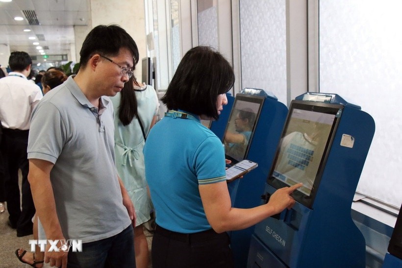 Nhân viên hỗ trợ hành khách checkin online.