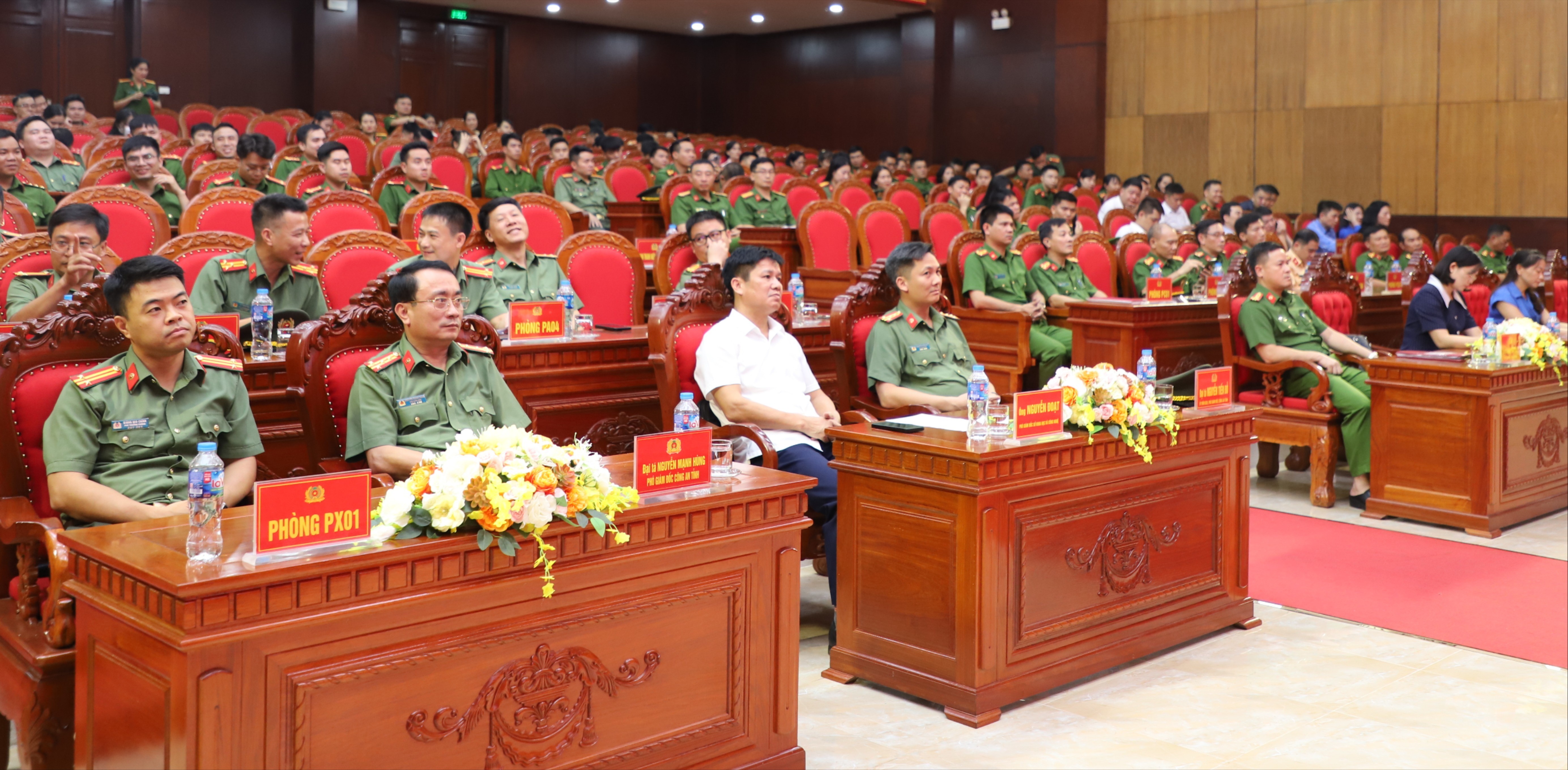 Các đại biểu dự buổi lễ. anh2-1-397.jpg