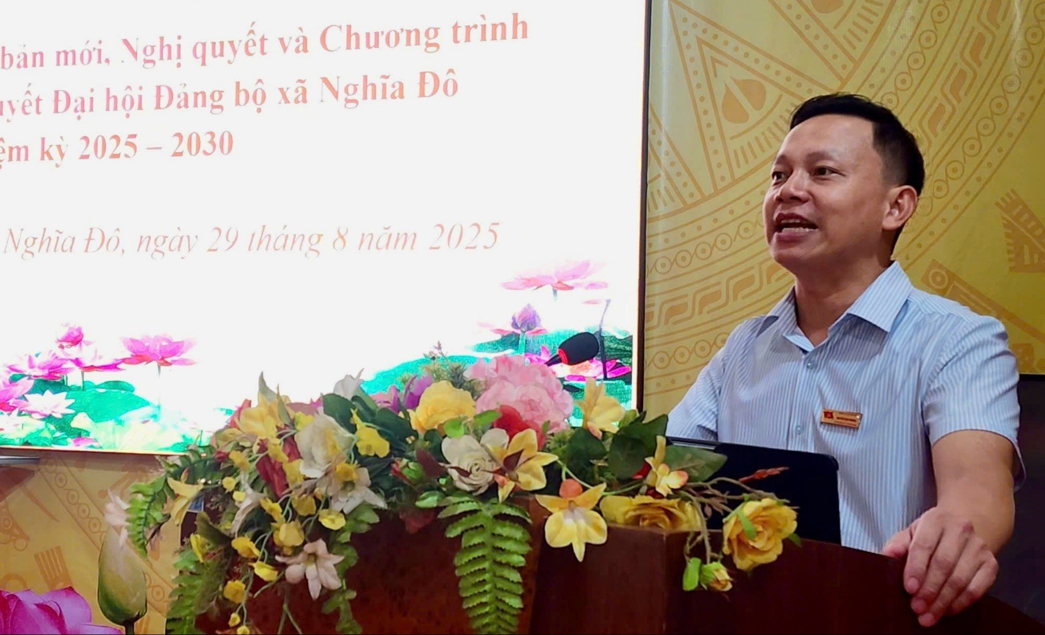 Đồng chí Nguyễn Văn Phương - Bí thư Đảng ủy, Chủ tịch HĐND xã Nghĩa Đô phát biểu tại hội nghị. nghiado2-1613.jpg