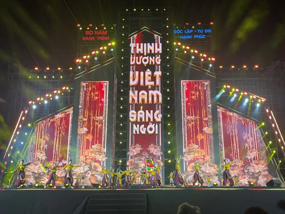 Chương trình với các tiết mục khơi dậy tinh thần tự tôn dân tộc cùng khát vọng phát triển đất nước hùng cường.