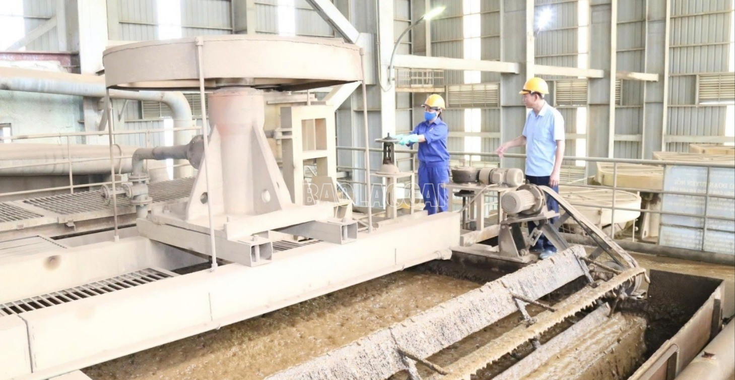 Công nhân vận hành dây chuyền tuyển quặng apatit. baolaocai-c_apatit2-8721.jpg