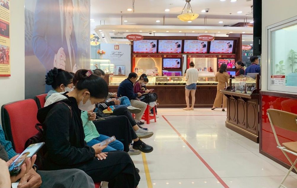 Người dân xếp hàng chờ giao dịch vàng tại một cửa hàng kinh doanh ở Hà Nội. 13-7vangmieng.jpg