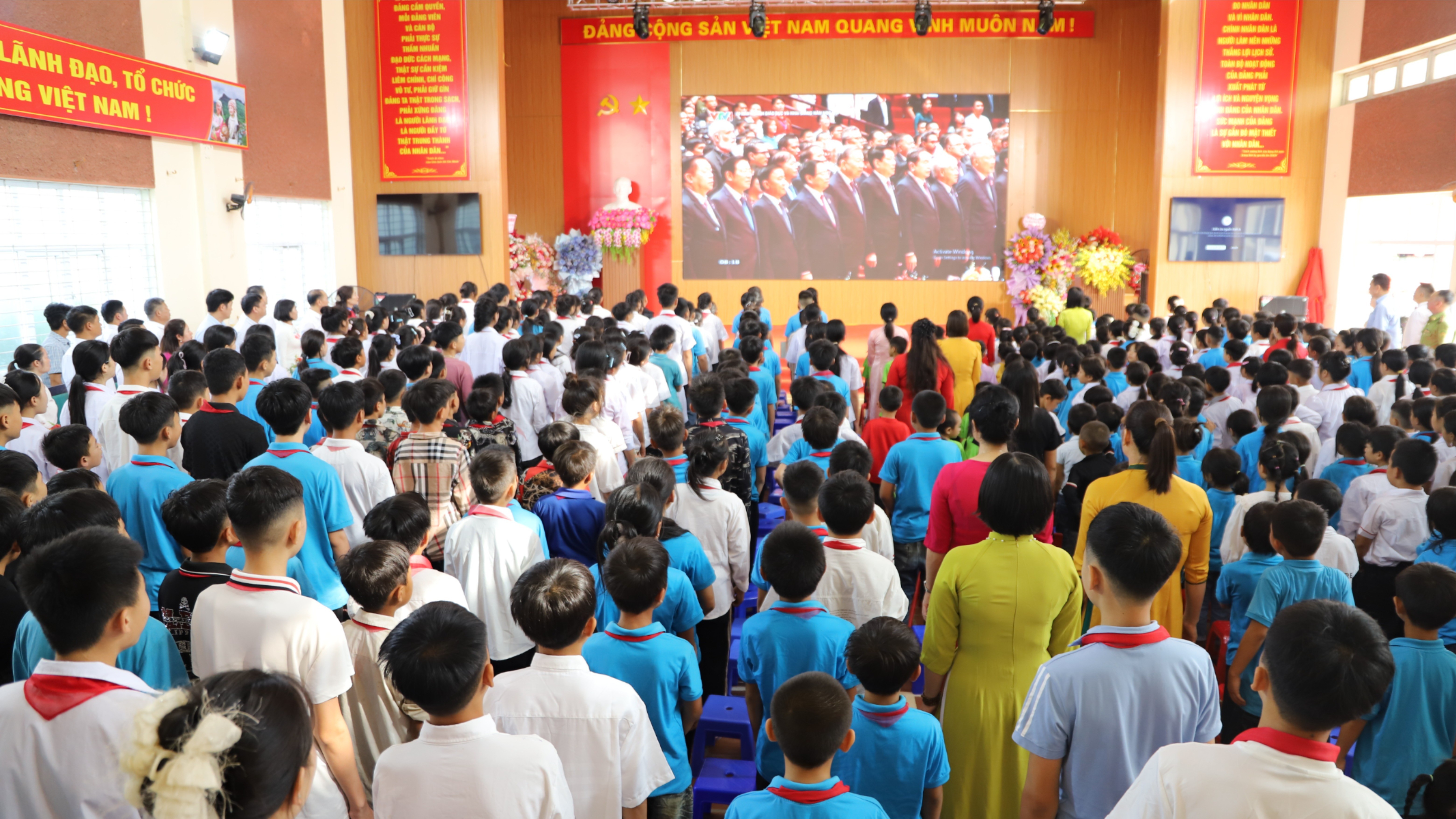 Học sinh và giáo viên tham gia chào cờ trực tuyến toàn quốc trong Lễ khai giảng năm học mới.