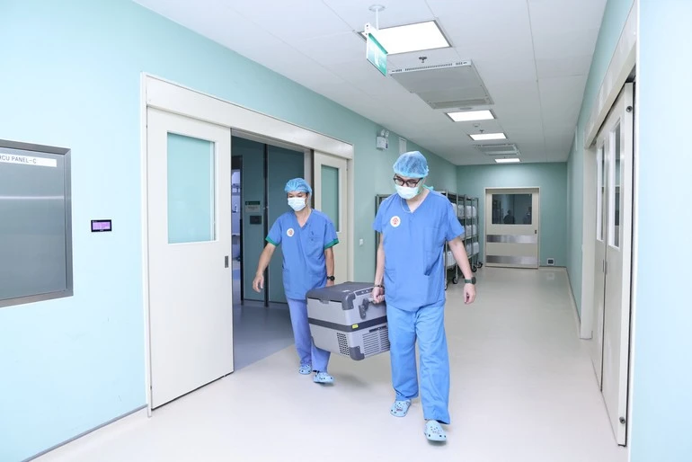 Vận chuyển phổi hiến sang Bệnh viện Phổi Trung ương.